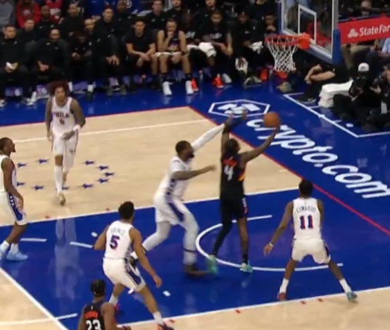 中欧体育-蝴蝶穿花！杰伦·格林绕掩护接球顺下 强攻打中复出后个人首球