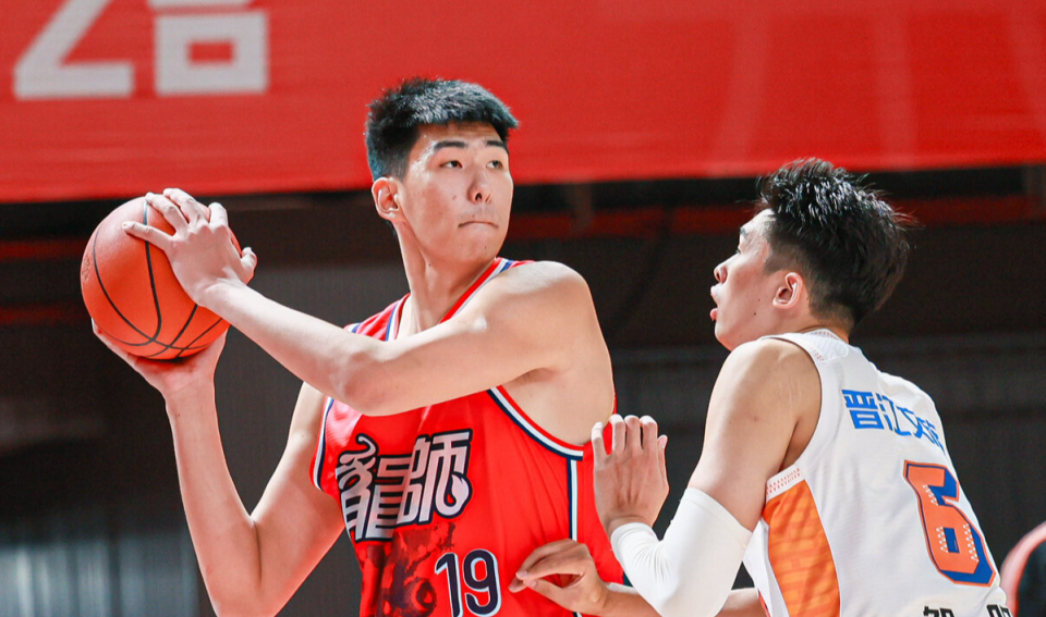 中欧体育官方网站-全明星中锋水准！9投狂砍17分10板4帽，郭士强真该带他进国家队